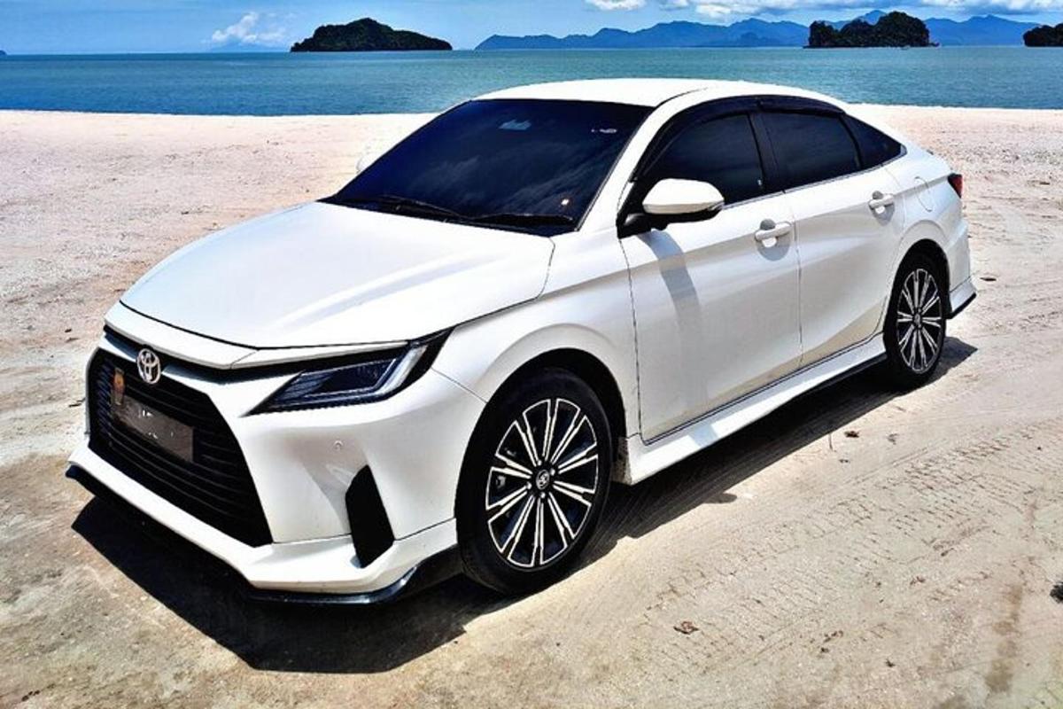 uma lexusuana branca estacionada na praia