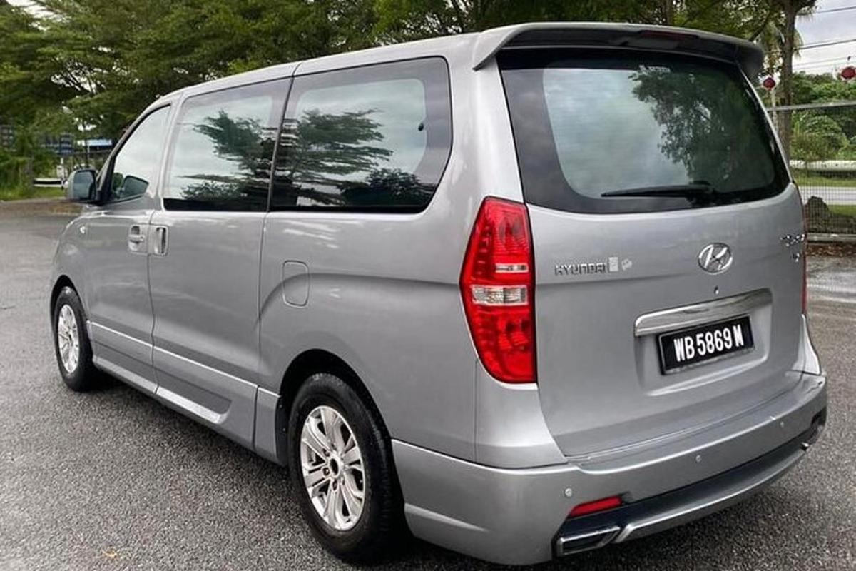 uma minivan prateada estacionada em um estacionamento