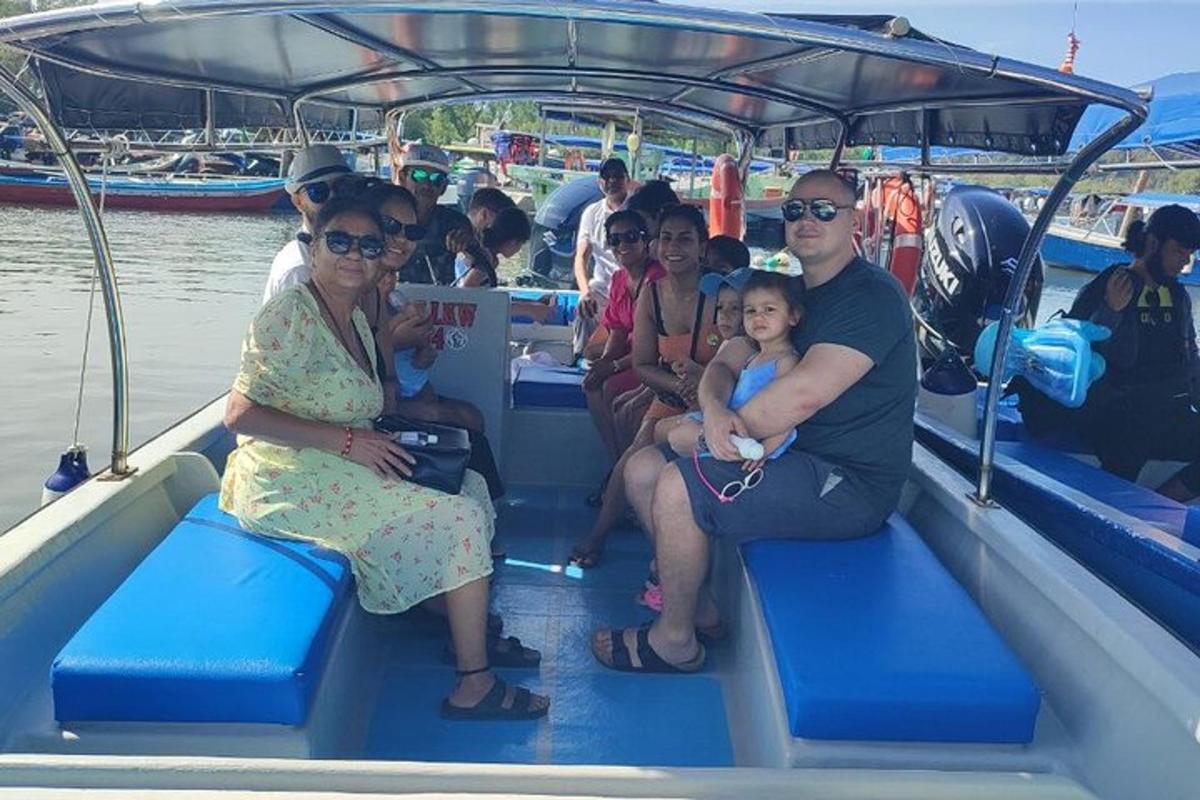um grupo de pessoas sentadas em um barco