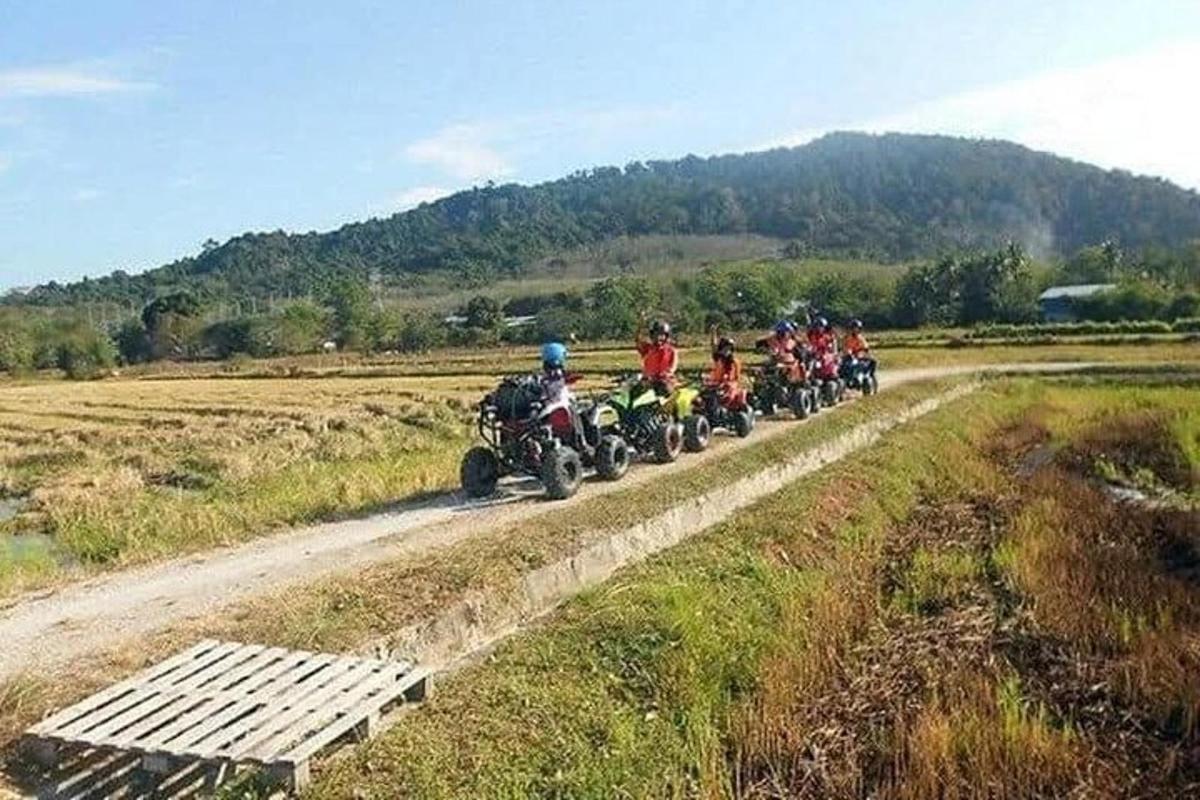 um grupo de pessoas andando de motocicleta em uma estrada de terra