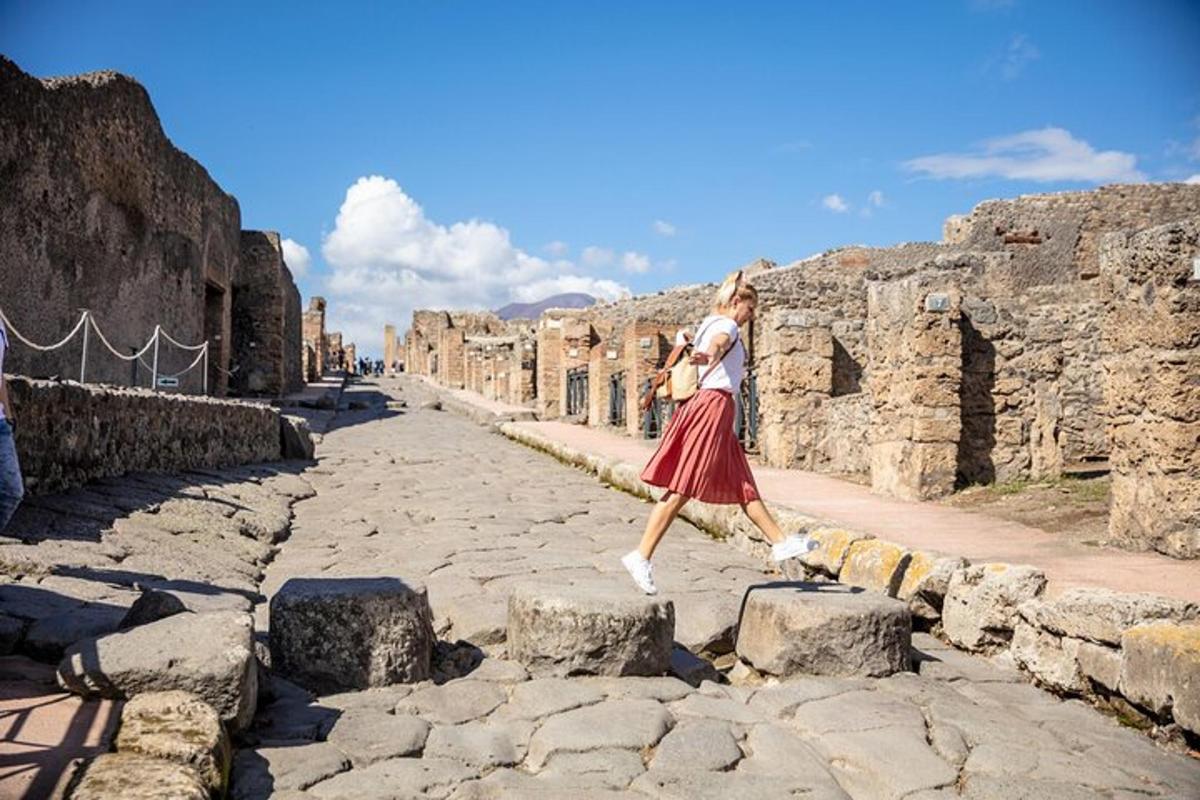 una donna che cammina sulle rocce su una strada