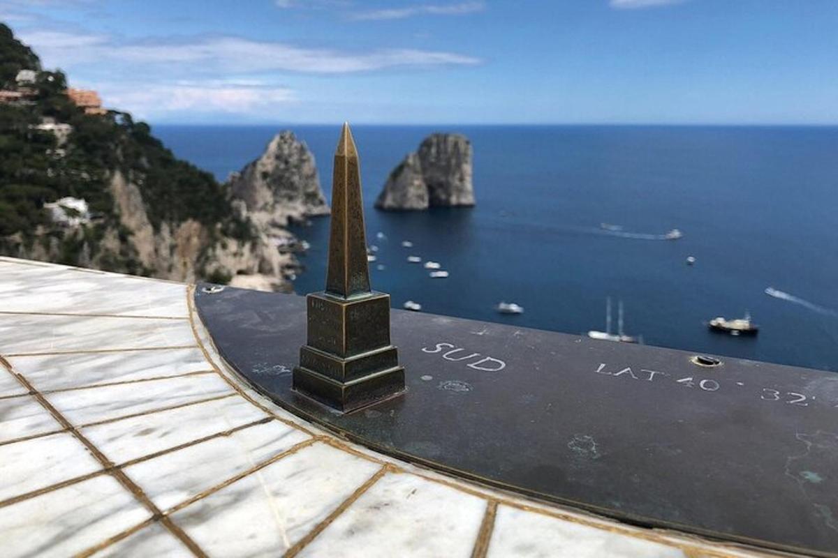pemandangan pantai amalfi dengan patung