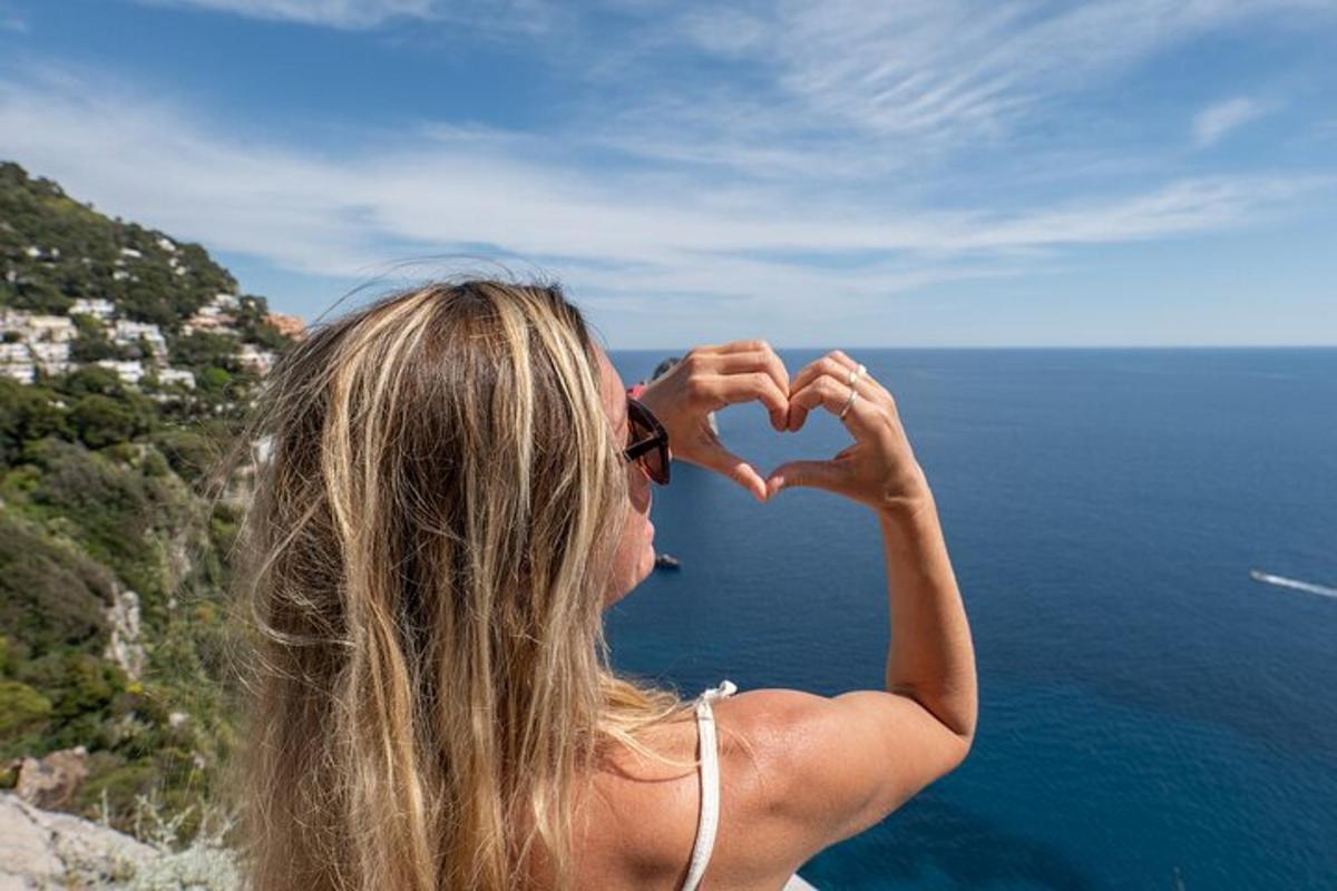 una donna che disegna un cuore con le mani