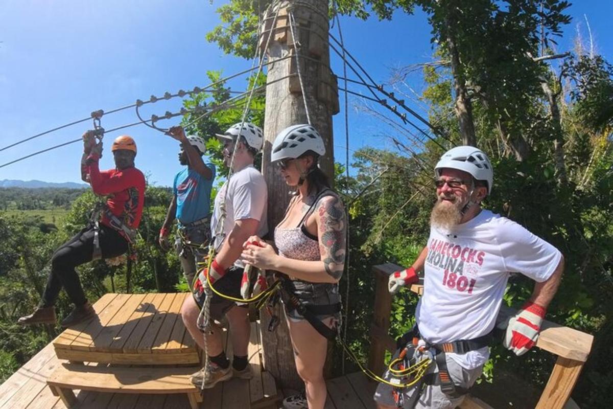 skupina lidí na zip line