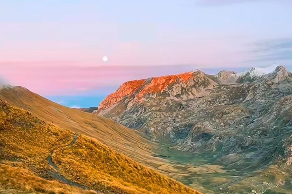 pohled na horu, na kterou svítí slunce