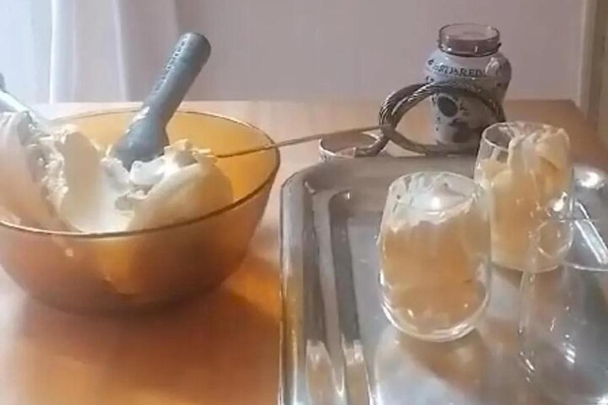 miska šlehačky s lžičkou na stole