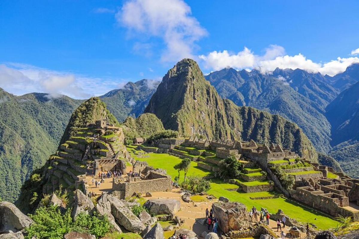 una vista di Machu Picchu con le montagne sullo sfondo