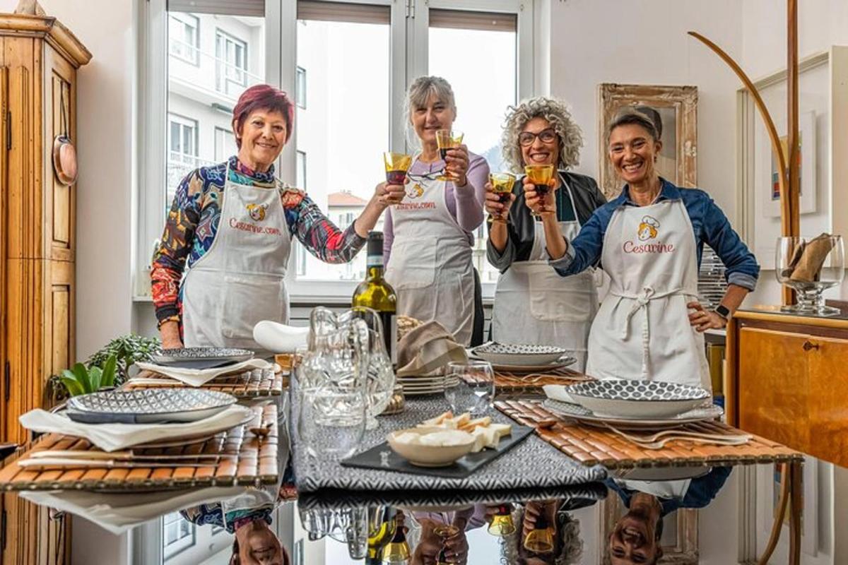 un groupe de personnes tenant des verres à vin dans une cuisine