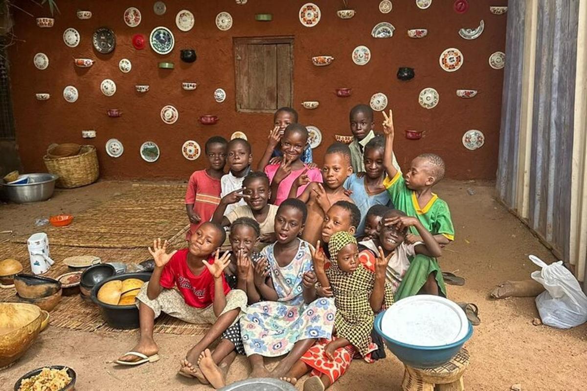 un gruppo di bambini in posa davanti a un muro con dei piatti
