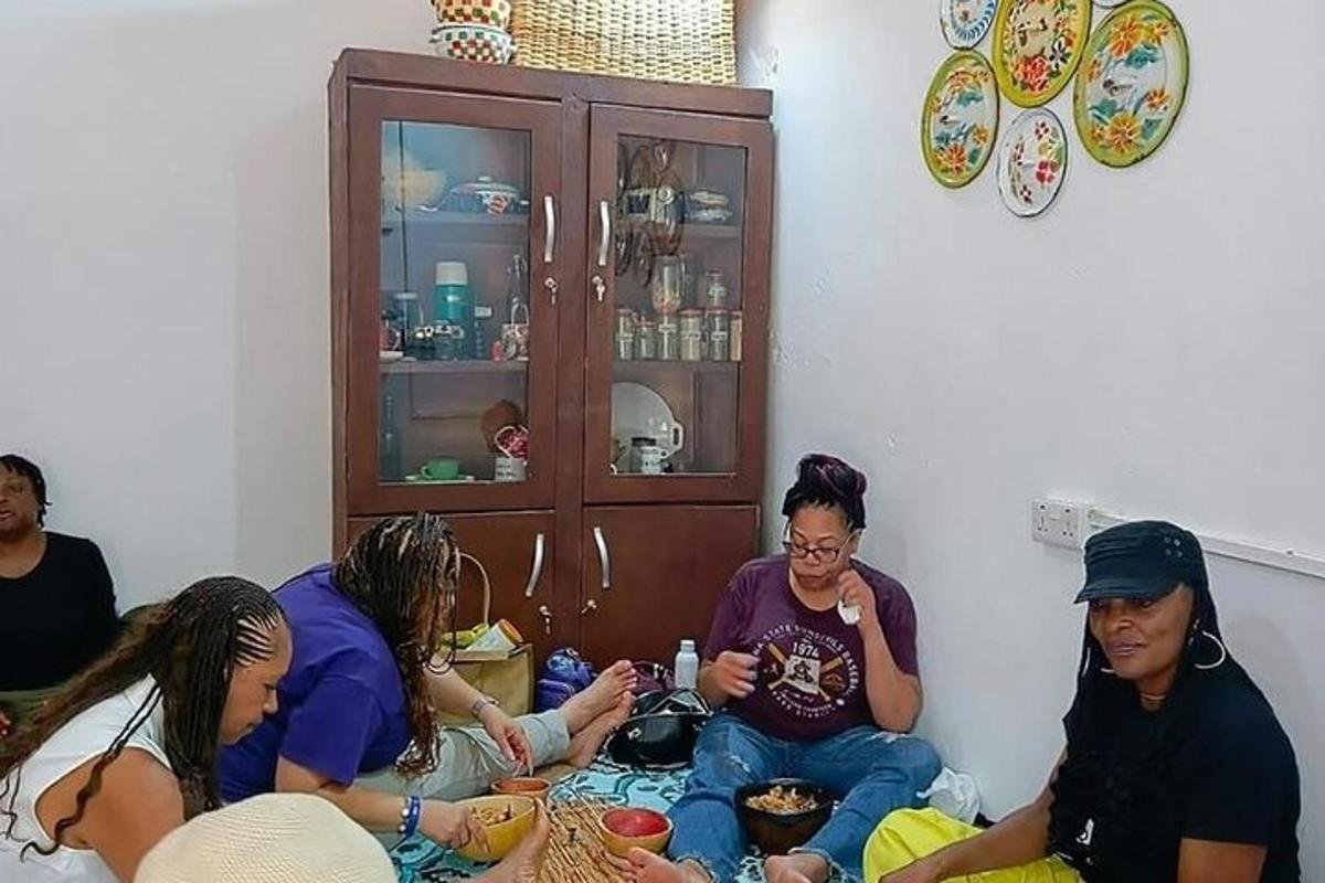 un gruppo di persone sedute attorno a un tavolo in una stanza