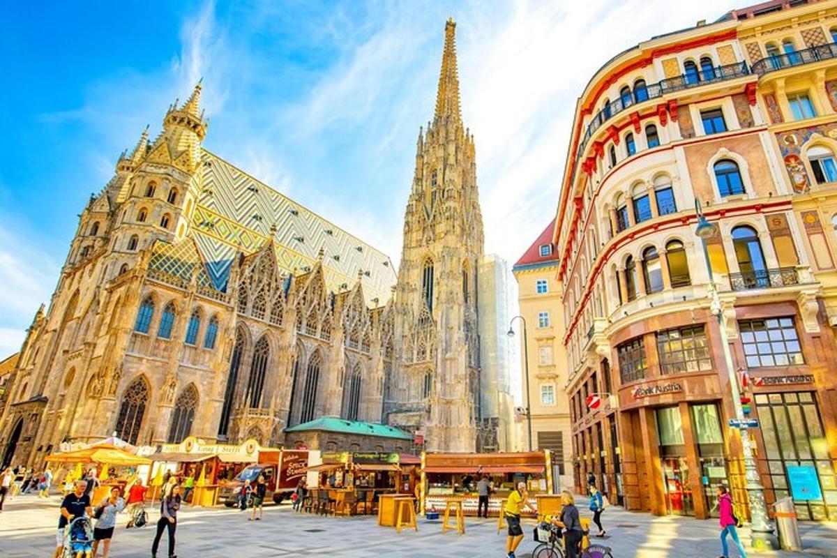 Una gran catedral con una torre de reloj en una ciudad.