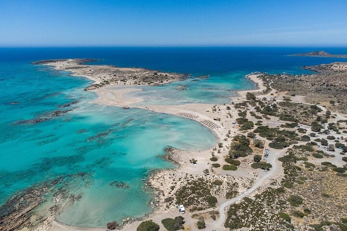 una vista aerea di un'isola nell'oceano