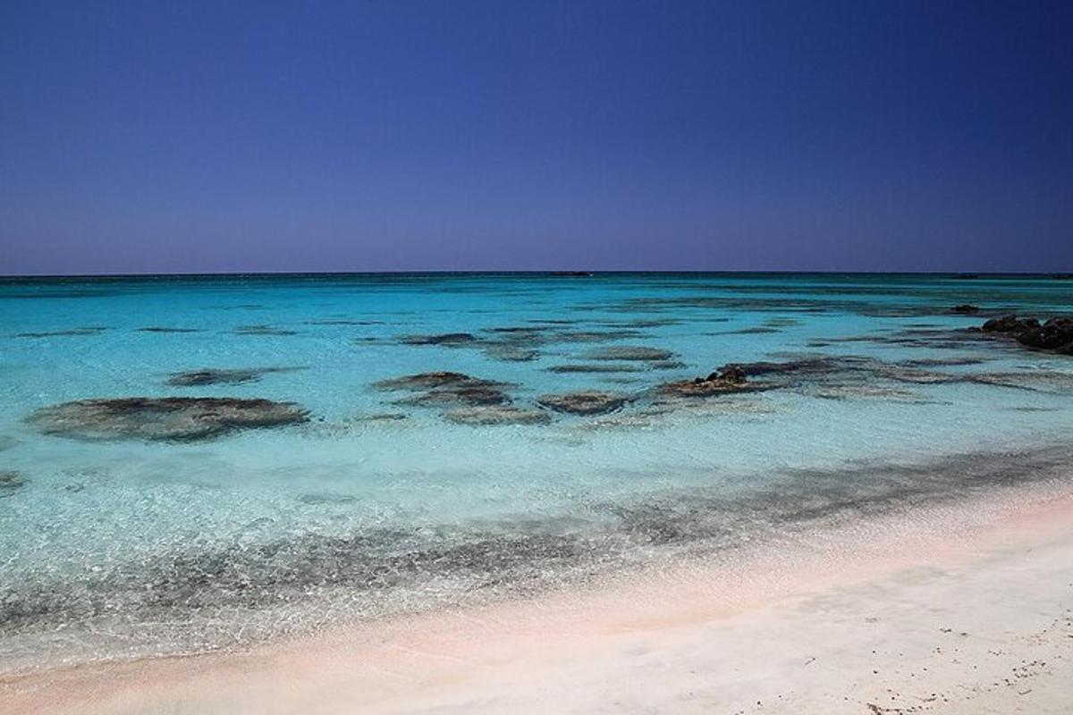 una spiaggia con acqua blu e rocce nell'oceano