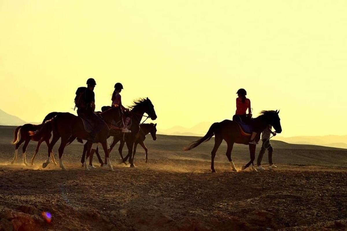 un gruppo di persone a cavallo nel deserto