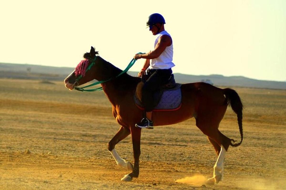 un uomo a cavallo nel deserto
