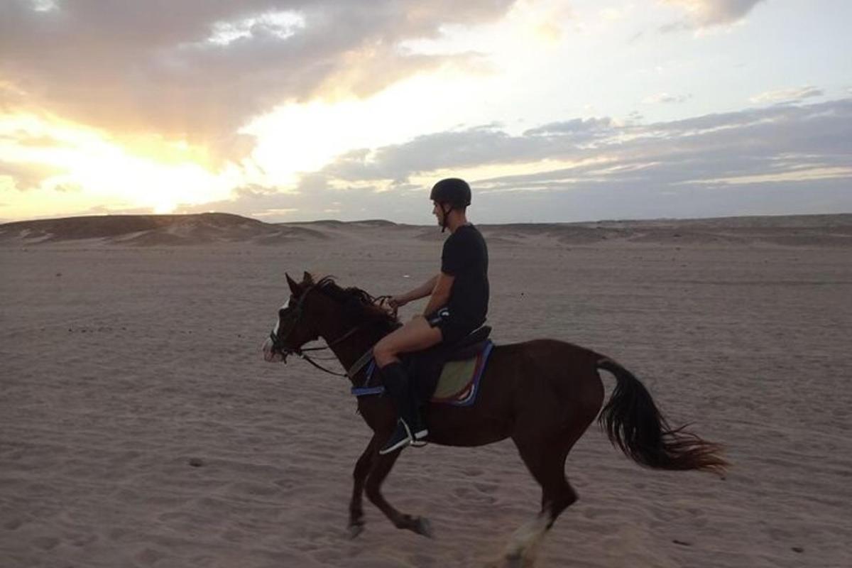 un uomo a cavallo nel deserto