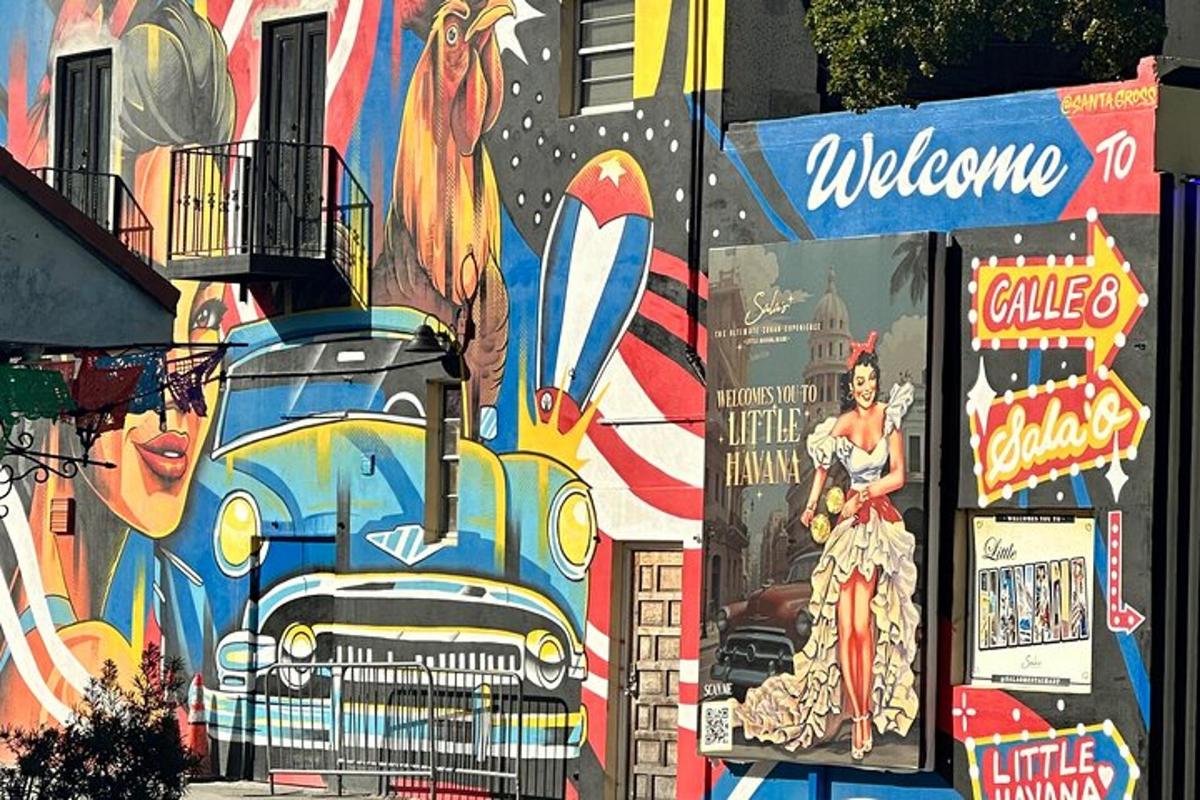 mural di tepi bangunan dengan trak