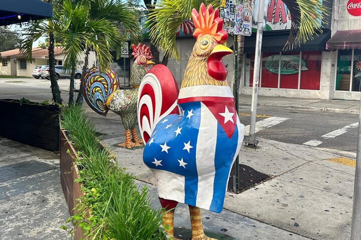 patung ayam jantan dengan bendera amerika di kaki lima