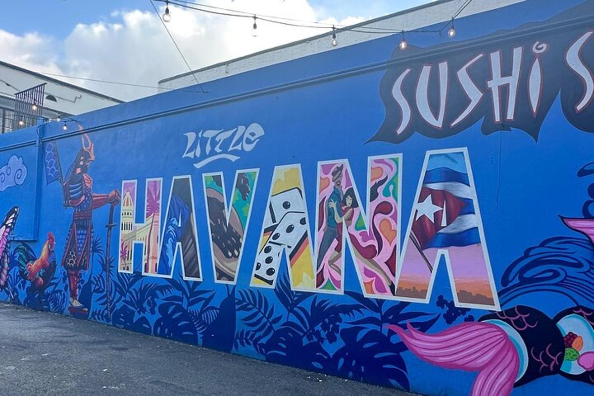 modra stena z grafiti