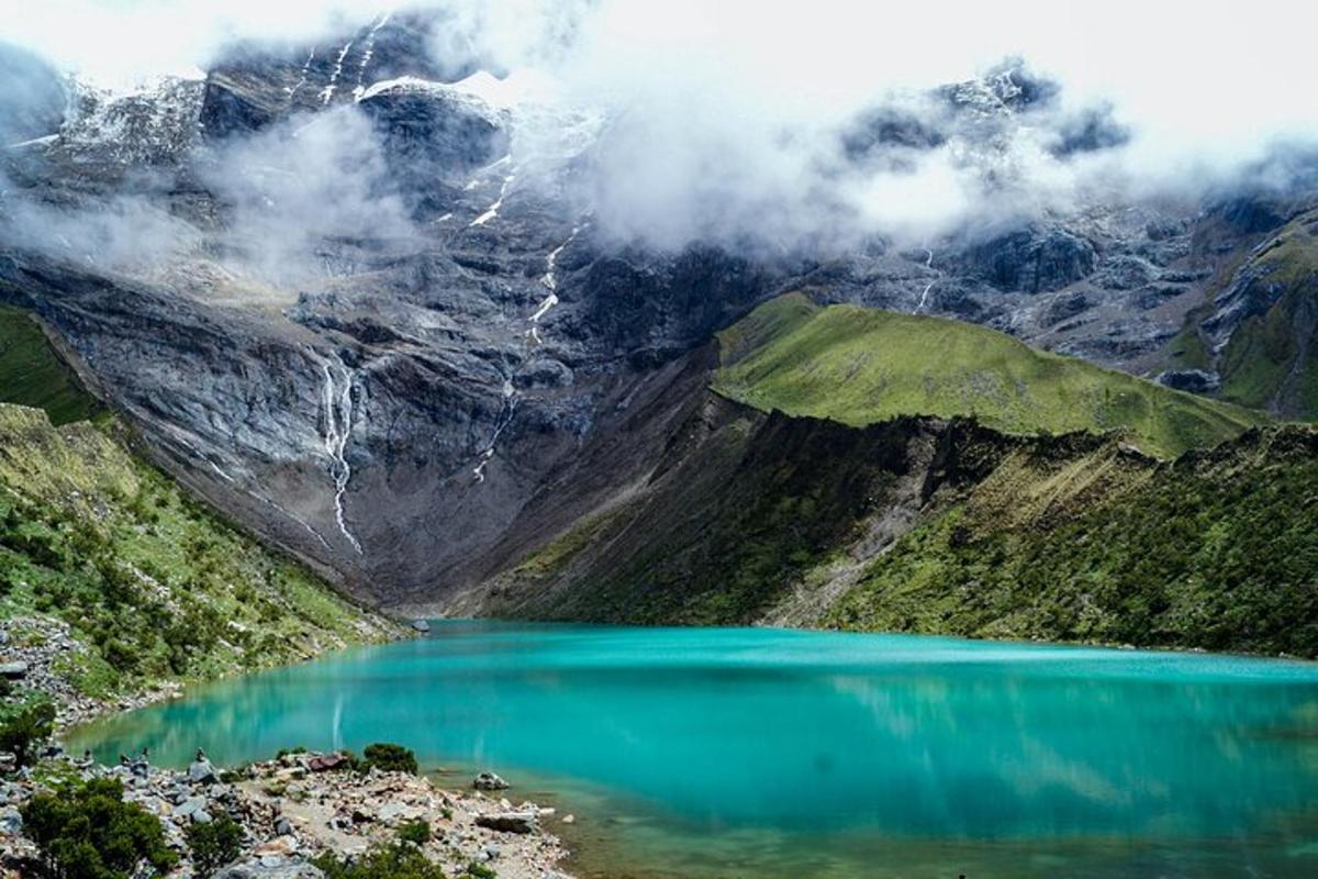 modré jezero uprostřed hory