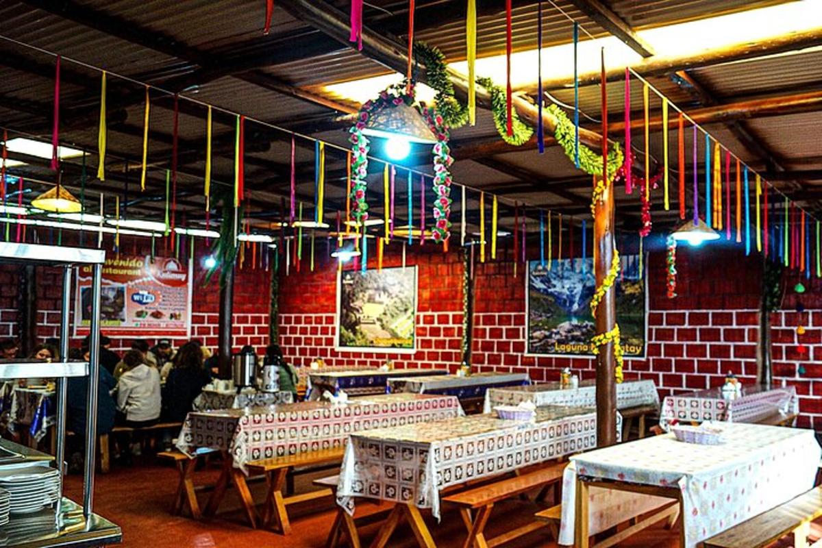restaurace se stoly a židlemi a cihlovou zdí