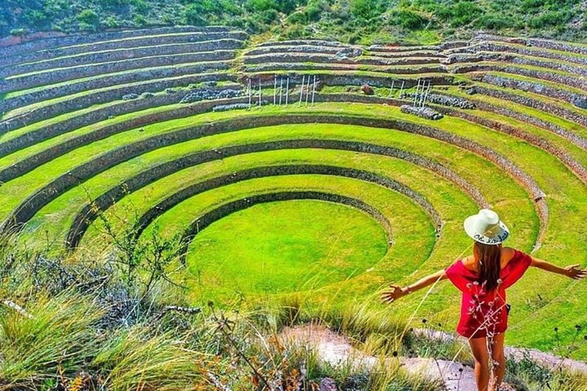 uma mulher em pé em frente a um anfiteatro