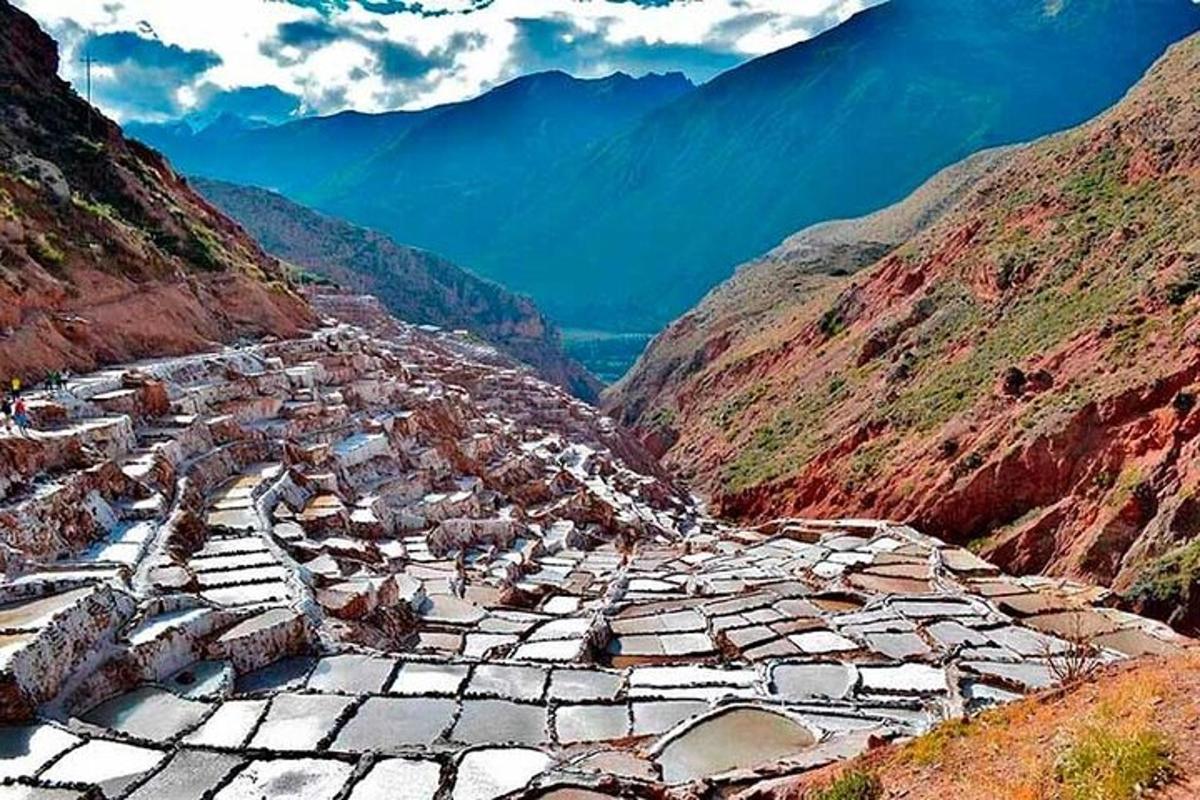 uma aldeia na encosta de uma montanha