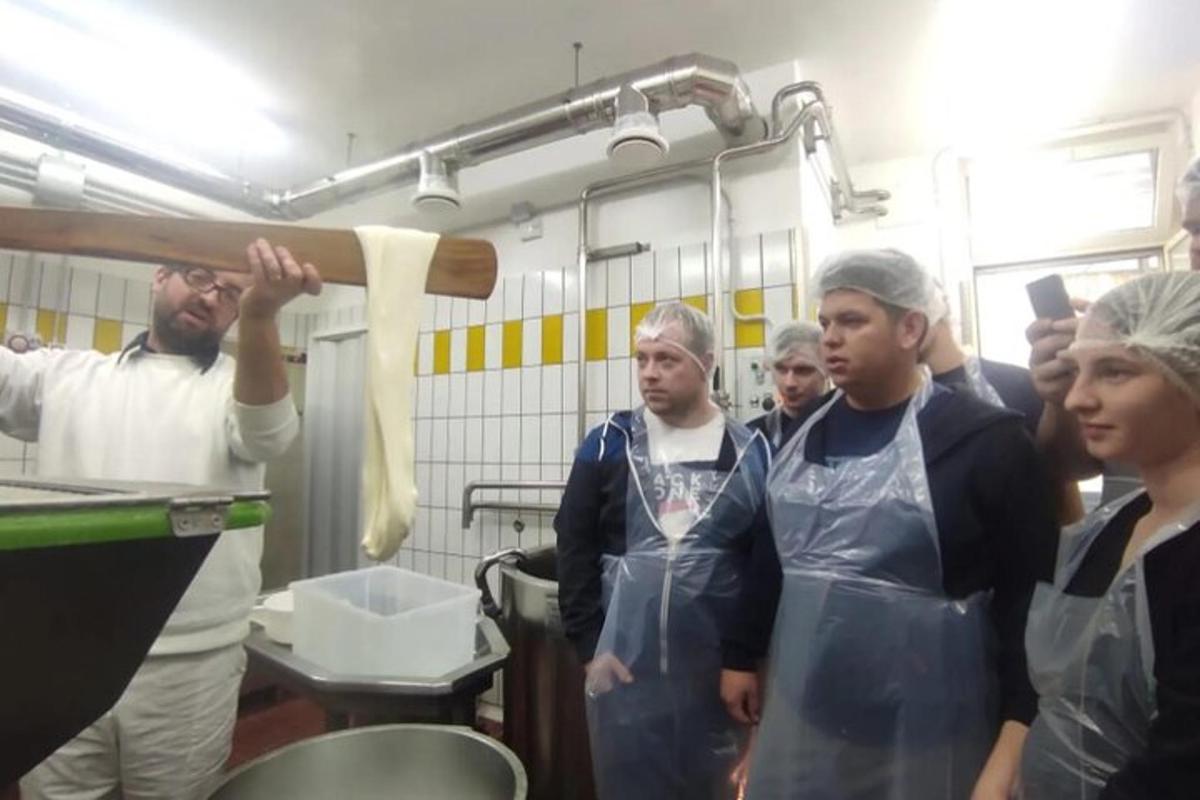Un grupo de personas en una cocina preparando comida.
