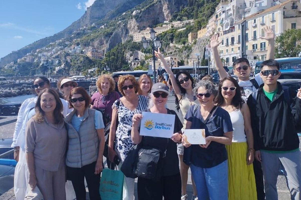 un grup de persones dempeus davant d'una muntanya