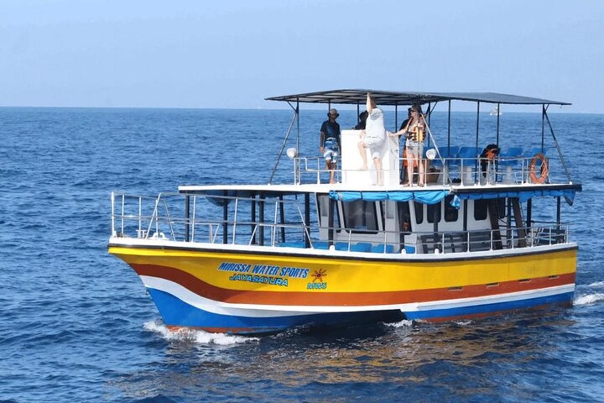 un grupo de personas en un barco en el agua