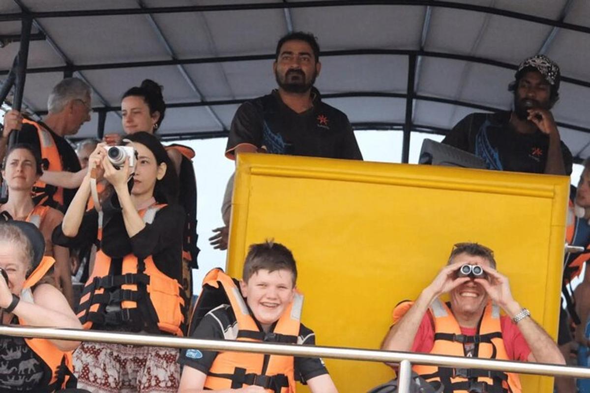 una multitud de personas tomando fotografías con binoculares