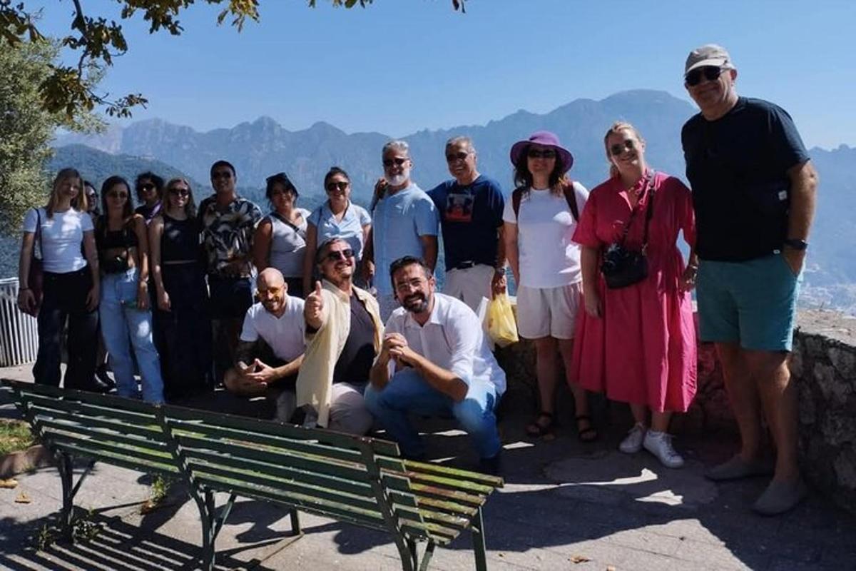 eine Gruppe von Menschen posiert für ein Foto neben einer Bank