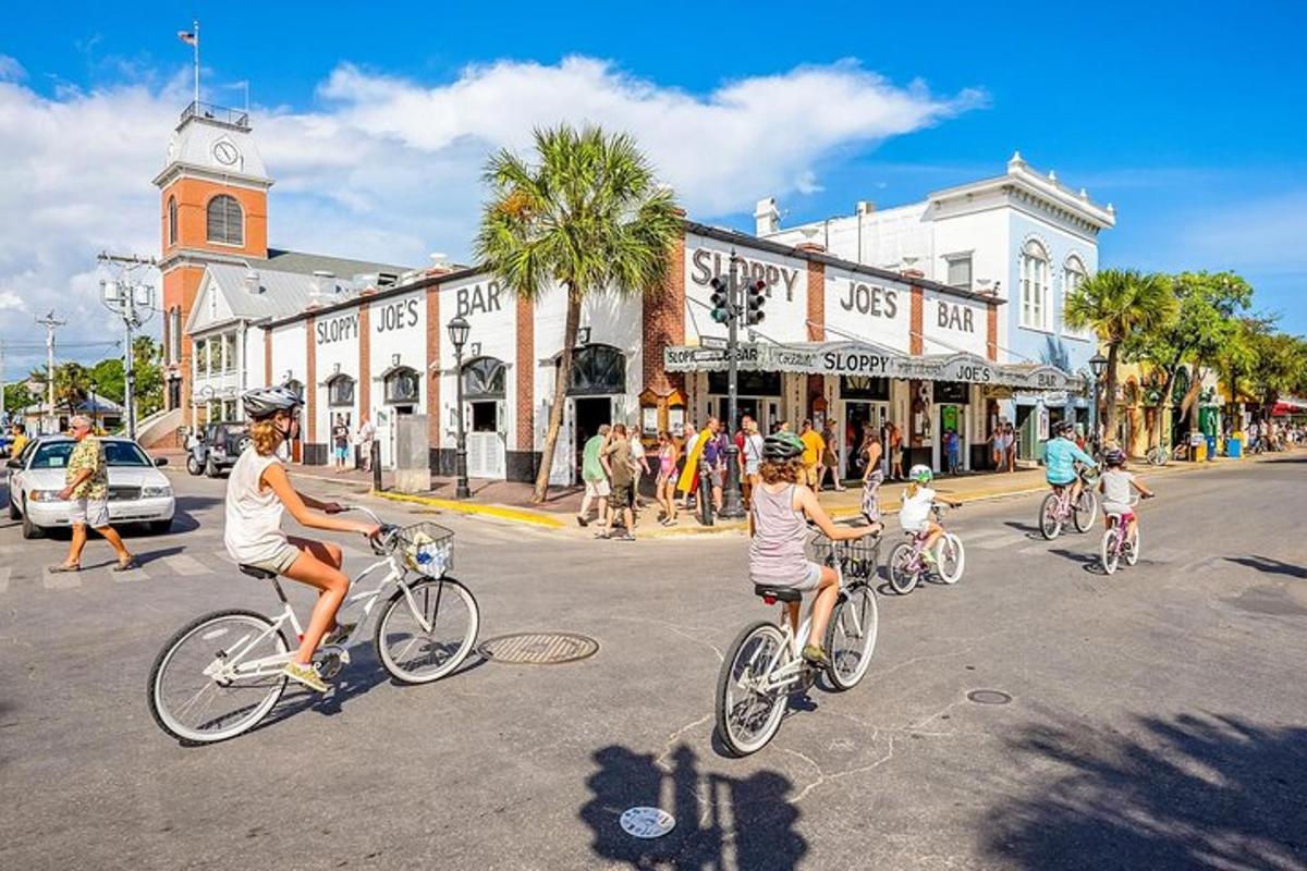 un grup de persones anant en bicicleta per un carrer de la ciutat