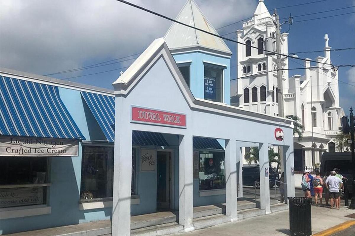 un edifici blau i blanc en un carrer amb una església