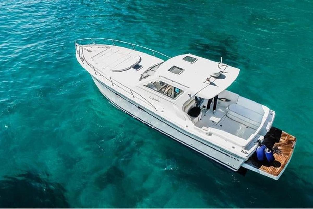 un barco blanco flotando en el agua azul