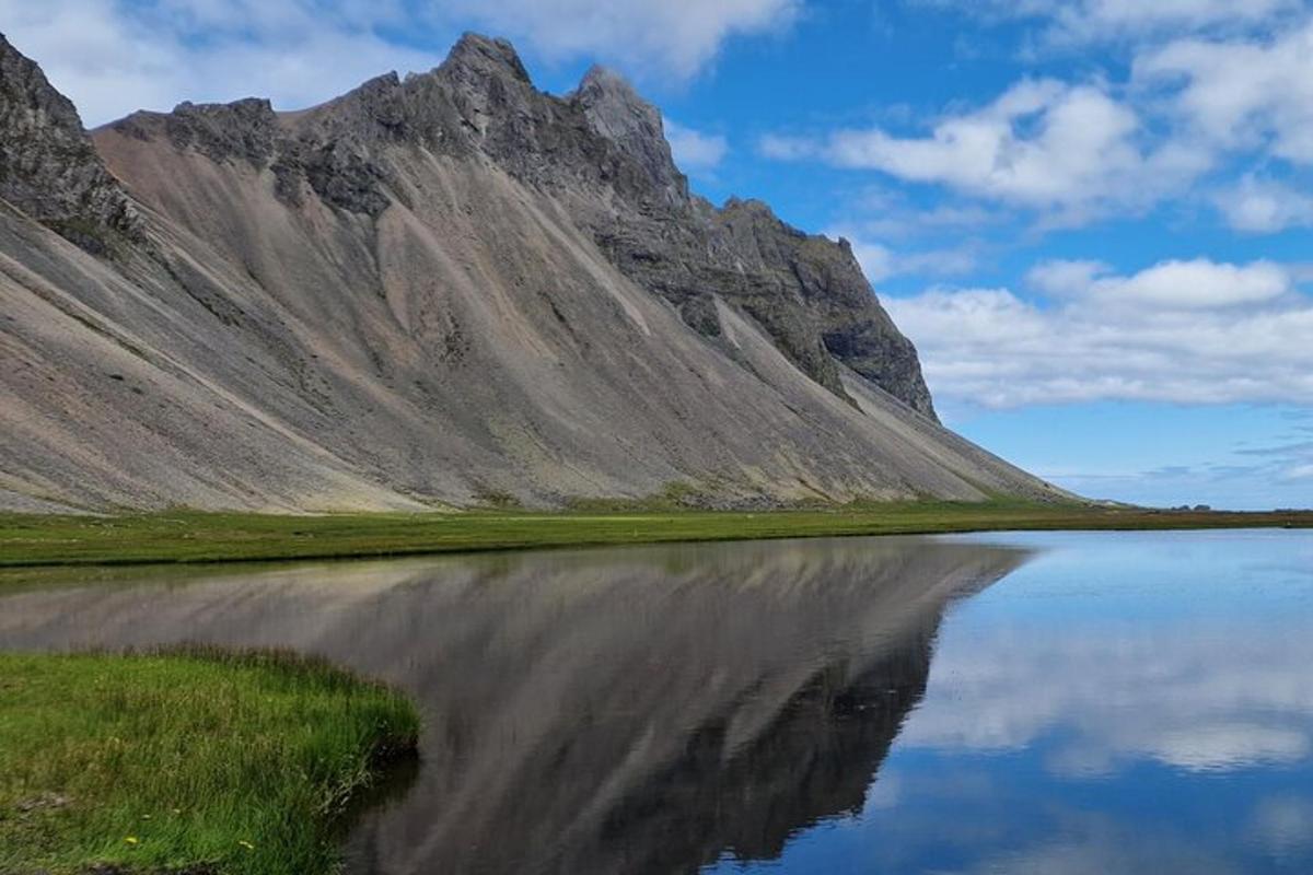 una montaña reflejándose en el agua de un lago