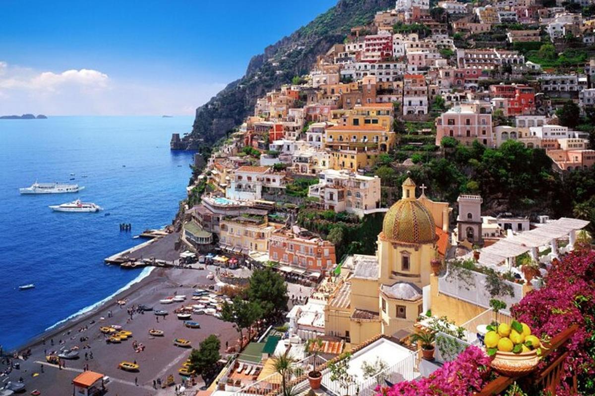 una vista di una città su una collina vicino all'oceano