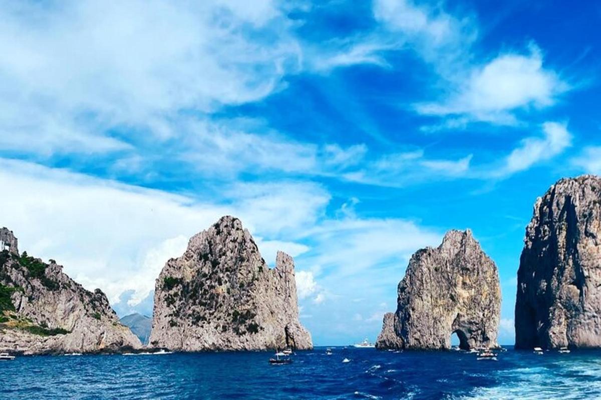 un gruppo di rocce nell'acqua con un cielo azzurro
