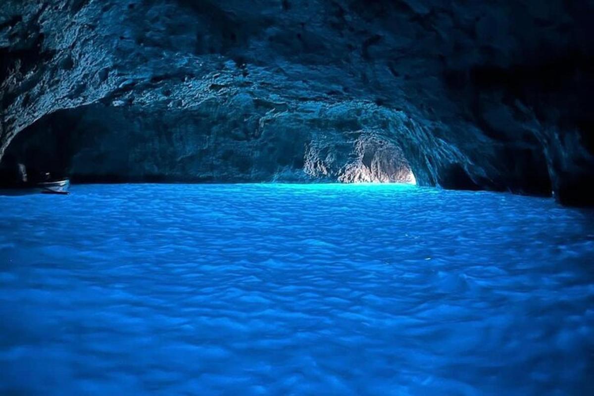 una grotta azzurra con acqua azzurra al suo interno