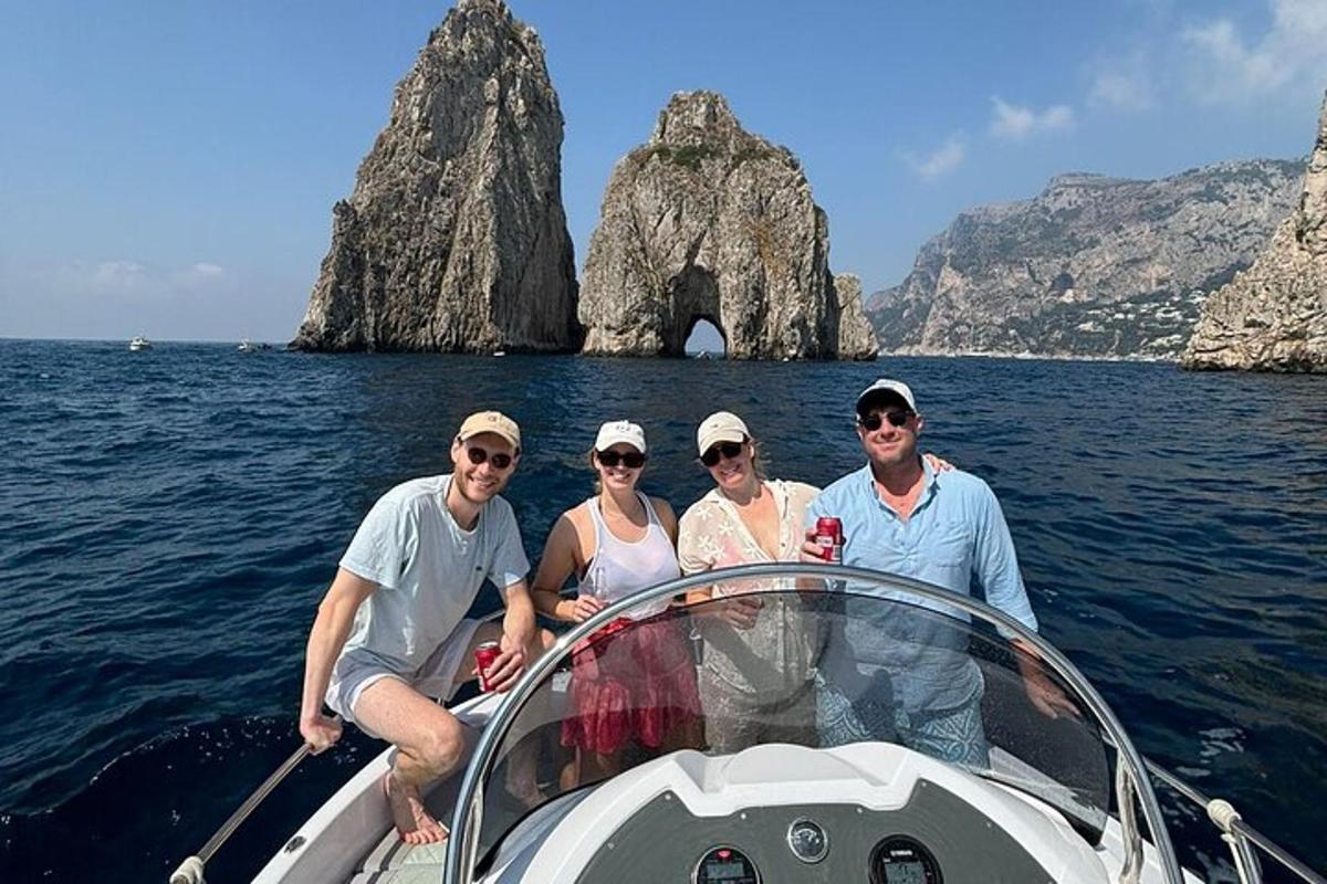 un gruppo di persone su una barca in acqua