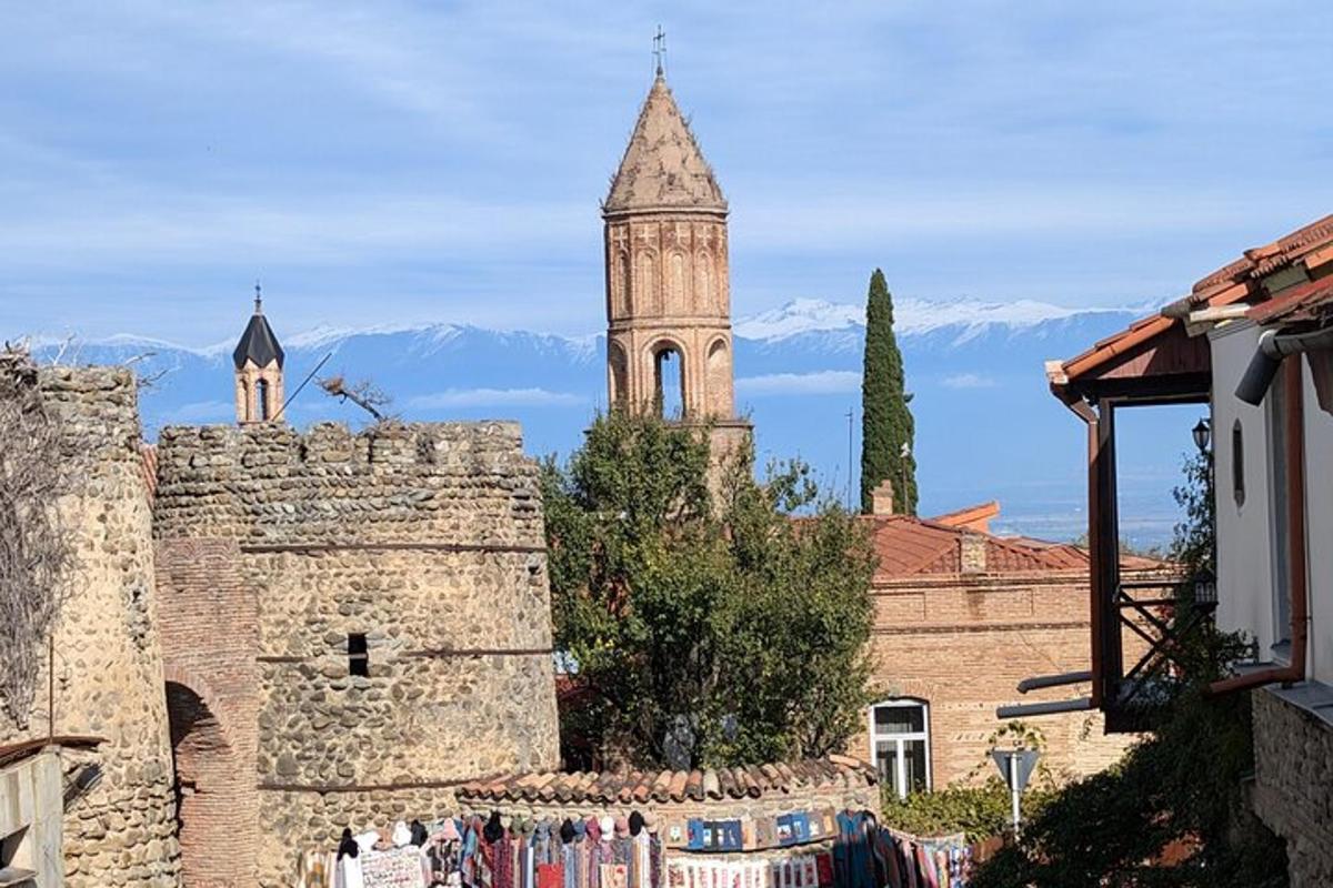 μια εκκλησία με πύργο ρολογιού και φράχτη