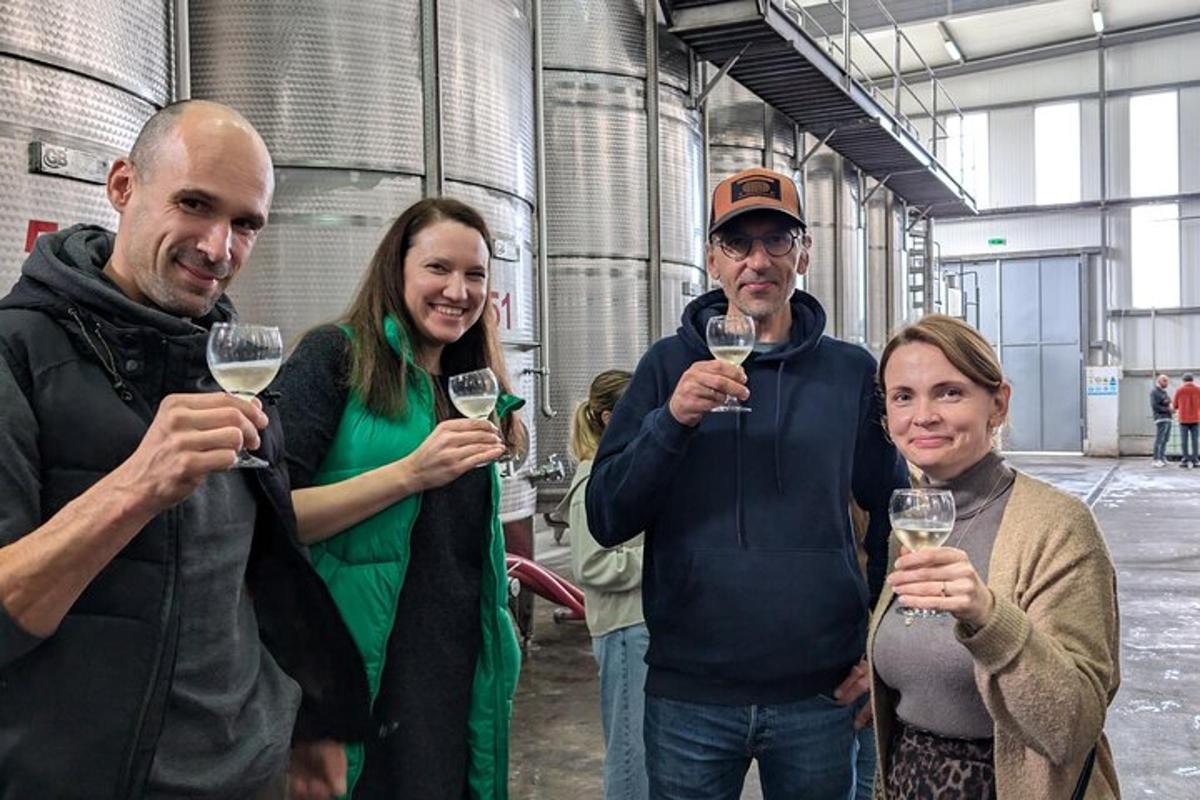 Un grupo de personas sosteniendo copas de vino en una cervecería.