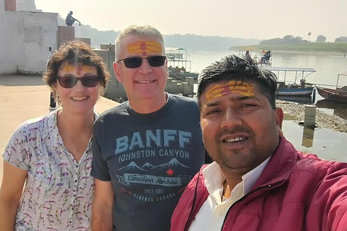 un uomo e una donna posano per una foto