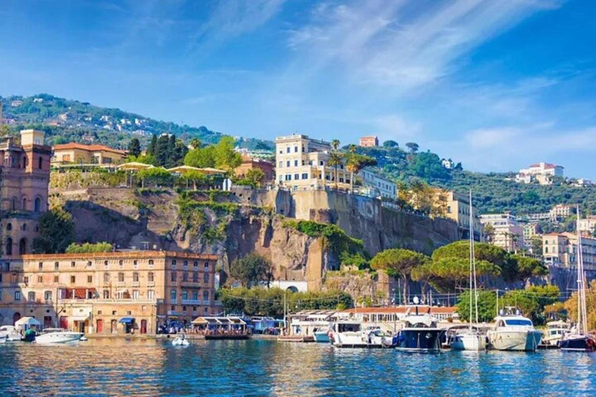 una vista di un porto con barche in acqua