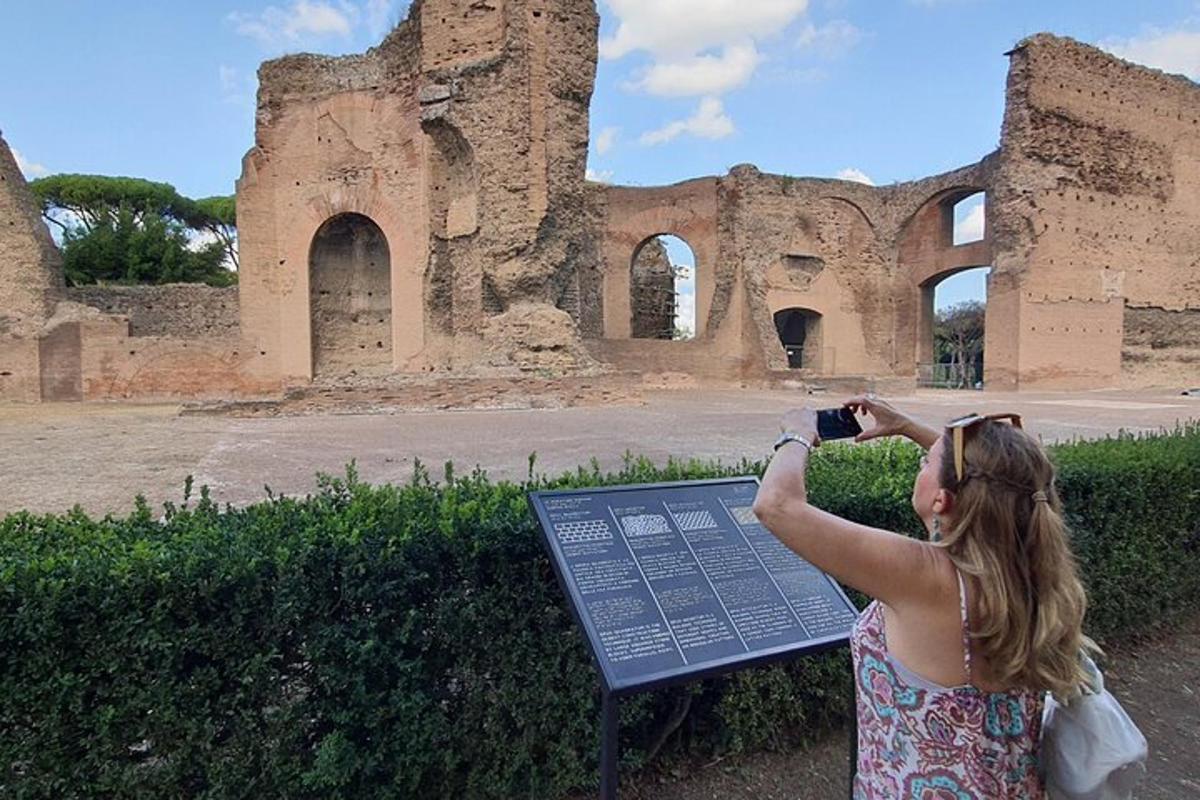 una dona fent una foto d'un edifici antic