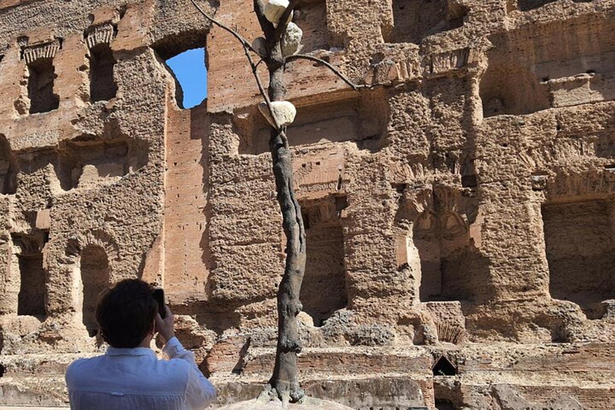 un home dret davant d'un edifici