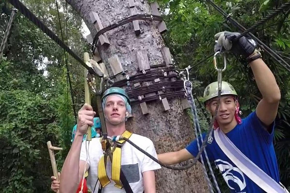 twee mannen op een zipline in de jungle