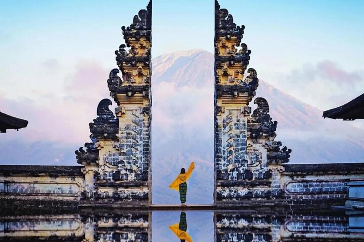 pantulan bangunan dengan latar belakang gunung