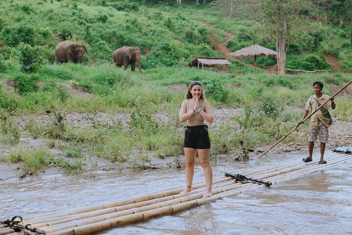 uma mulher em pé em uma jangada na água