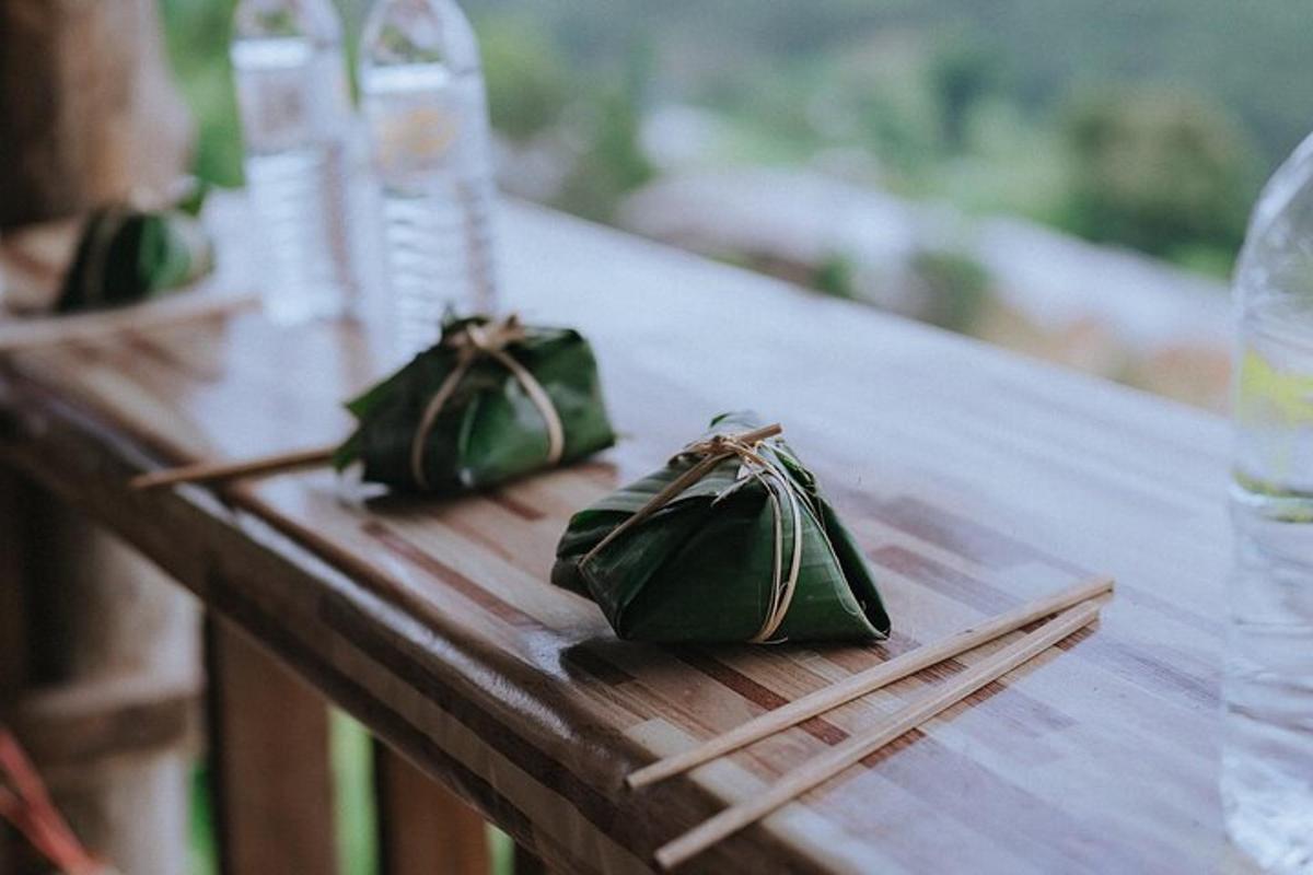 algumas sacolas verdes sobre uma mesa de madeira